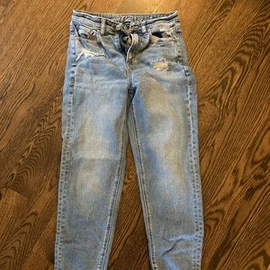 AE jeans size 2 regular Mom Straight Jean